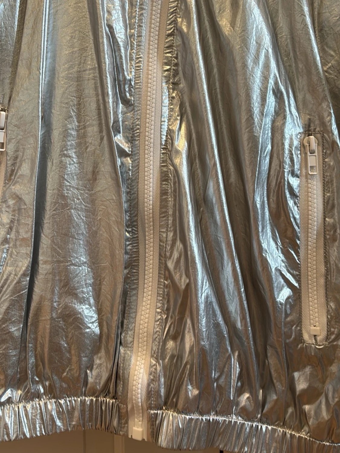 Metallic silver vindjacka med huva - 1