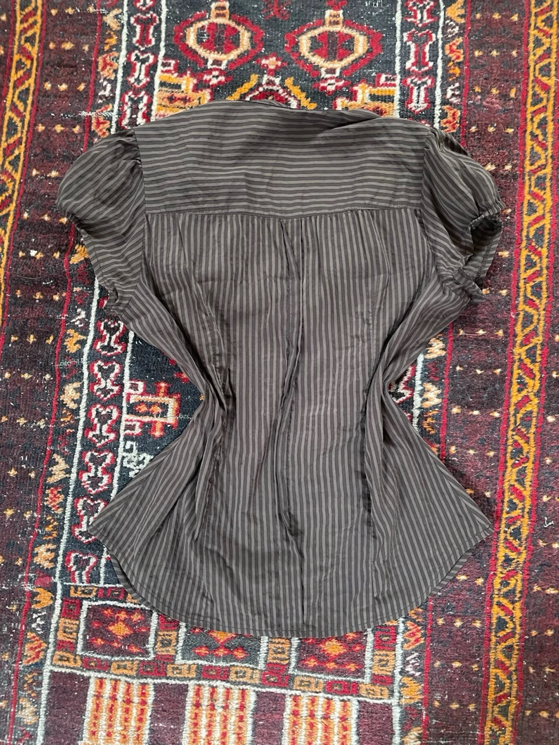 Brunrandig blus med puffärm - 1
