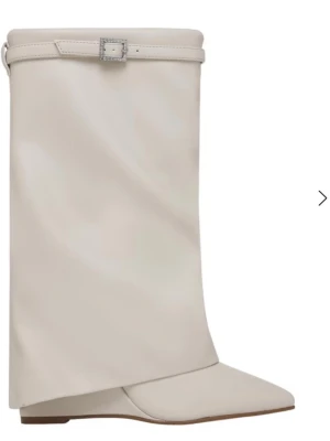  boots, lägg prisförslag!! - Aldrig använda, storlek 37, original pris 2 600, därför säljer jag de lite dyrare! Märket är lululia, jag är öppen för all prisförslag