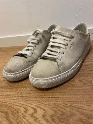 Arigato skor - Ganska nya skor från Arigato. Skorna är lite använda men inte trasiga i någon form och är i ett jätte bra skick. En tvätt ifrån helt nya.