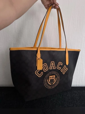 Coach tote bag - this is authentic. in good condition ❤️ a bit rubber lining inside but everything else is in good condition 💕
