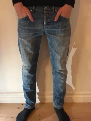 Dondup jeans - Säljer ett par snygga jeans i bra skick. Väldigt skön passform och passar till många outfits. Använda men fortfarande mycket kvar att ge.  Storlek: 32 Skick: Bra skick    Hör av dig vid frågor eller om du vill ha fler bilder. Kan även göra paketpris om du köper flera plagg.