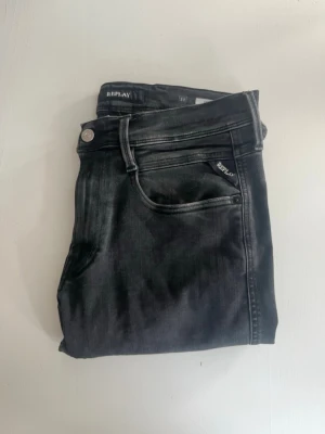 Svarta Replay jeans med smal passform - Snygga svarta jeans från Replay med smal passform och klassisk femficksdesign. Jeansen har en diskret tvättad look och Replay-logga vid fickan. Tillverkade i mjukt denimtyg som ger en bekväm känsla och stilren look. Skriv för mer bilder eller frågor 