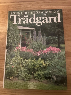 Bonniers stora bok om trädgård - En inspirerande och informativ bok om trädgårdsskötsel från Bonnier, fylld med färgbilder på blommor och växter samt detaljerade beskrivningar. Perfekt för dig som vill lära dig mer om växter och få tips till din egen trädgård.