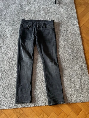 Nudie Jeans  - Säljer mina Nudie Jeans. Köpta på NK. Sick:9/10 Nypris: 1599kr  färg: mörkgrå, Passform: slim fit
