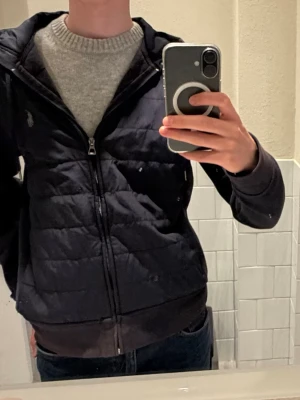 Ralph Lauren Cardigan - Säljer denna stilrena Ralph Lauren cardigan. Den är perfekt nu till våren, då den inte är för varm. Hör av dig om du är intresserad. 