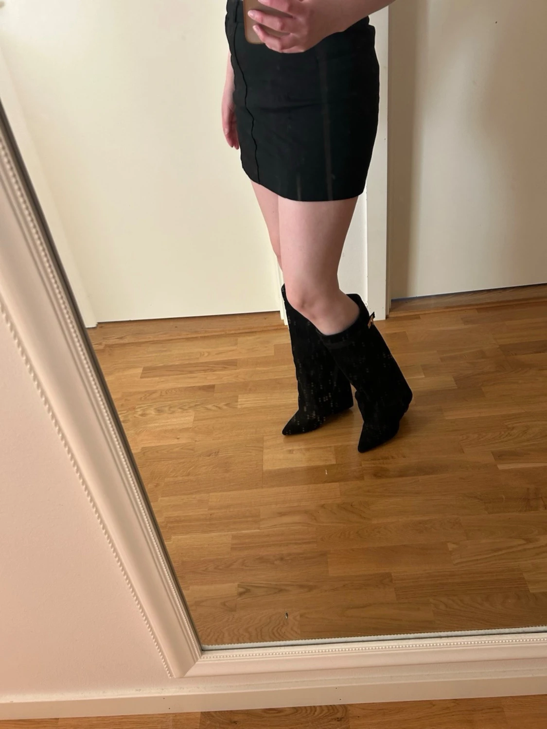 Svarta knähöga stövlar i mocka - 3