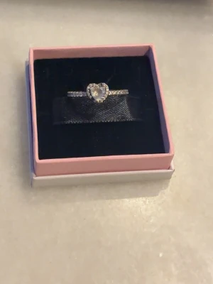 Pandora  - Använd några gånger. 4 diamanter har lossnat men absolut inget man tänker på, man kan se på bilderna. Orginal pris 800 kronor 🥰