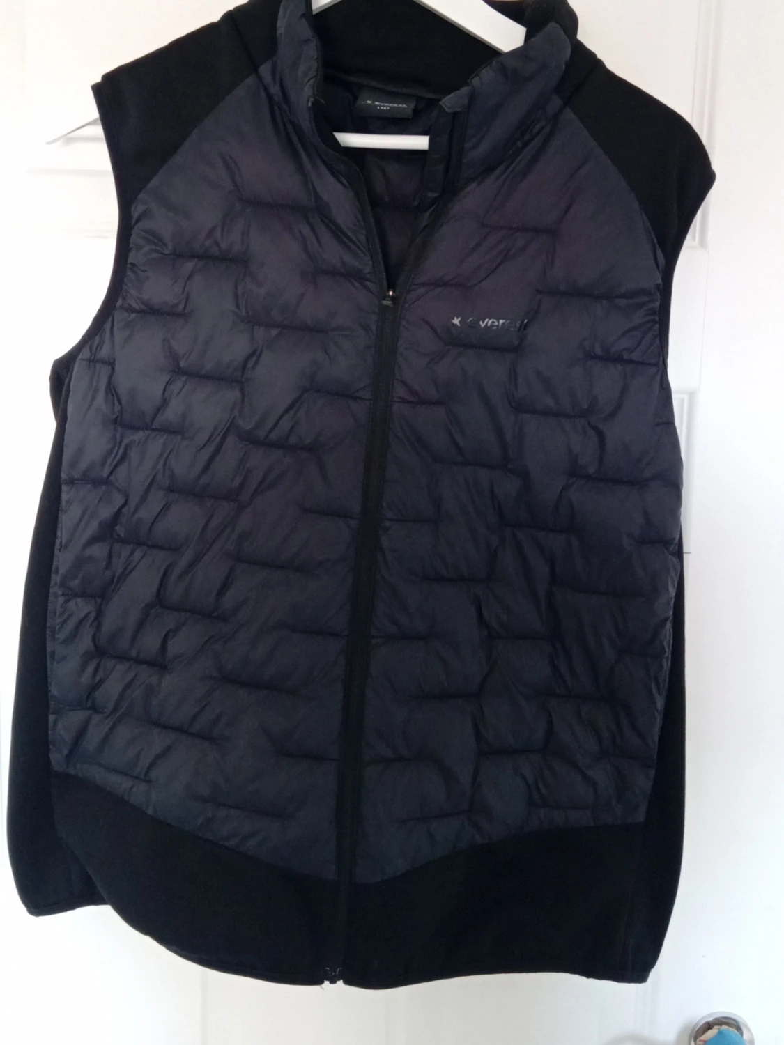 Svart dunväst från Everest