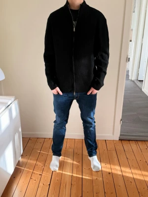 Svart stickad ziptröja - Pris 199 | Storlek L | Nytt skick | Vid frågor vänligen kontakta 