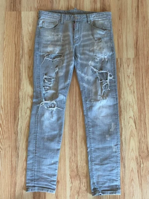 Dsquared2 Ljusgrå Jeans - Säljer ett till pr nya dsquared jeans eftersom dom inte passade mig, dom är i storlek M.