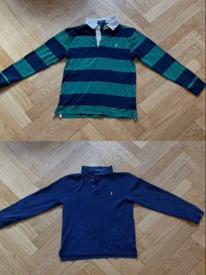 Ralph Lauren  - Två långärmade piké -skjortor från Polo Ralph Lauren. En är randig i grönt och marinblått med vit krage och knappar, den andra är hel marinblå med liten logga på bröstet. Båda har klassisk passform och är perfekta för en avslappnad stil.