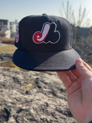 Montreal Expos new era cap - Snygg marinblå keps från New Era med röd och vit Montreal Expos logga. Hör av dig vid minsta fundering. Väldigt efterfrågad keps ⭐️