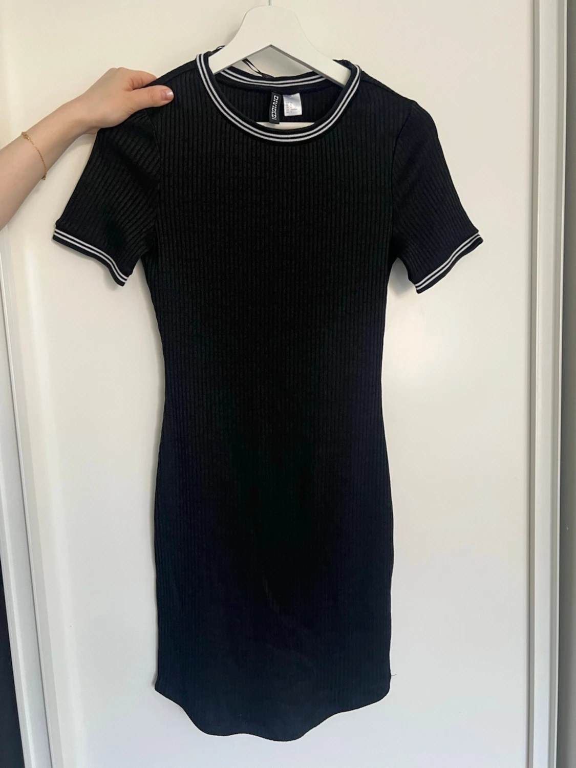 Svart ribbad kortklänning H&M - 1