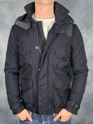 Woolrich Field Jacka - Skick: 8/10. | Ingår: Endast jackan. | Nypris: +- 6000 SEK. | Modellen är 183cm och väger ~ 70kg