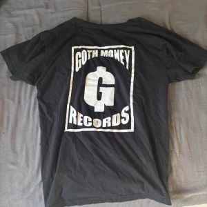 Svart FTP x Goth Money Records t-shirt - Säljer en svart t-shirt från FTP med stort Goth Money Records-tryck på ryggen.