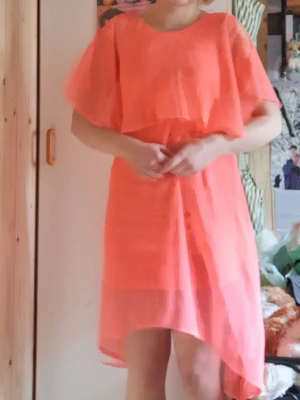 Somrig korallfärgad klänning  - Skön och sval klänning som tyvärr blivit för liten. Använd en gång. Vill bli av med allt så kan sälja billigt. Köpare föreslår pris 🍀