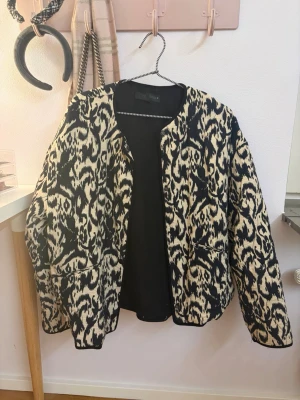 Svart och ljus vårjacka  - Snygg jacka med mönster i svart och beige/vit från Zara i storlek M utan några defekter. Säljer då den inte används längre💕
