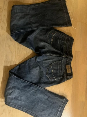 Mörkblå bootcut jeans  - Mörkblå jeans från  med bootcut passform och klassiska fem fickor. Snygga kontrastsömmar och broderade bakfickor. Midjemåttet är 33cm (rakt över) innerbenslängden 73cm och grenen 18cm. Skriv om ni har några frågor eller funderingar!💓