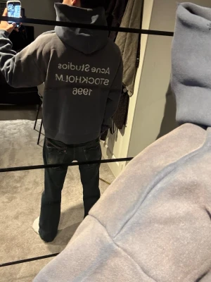 Acne Studios hoodie - Tjena! Säljer nu en tvääärrrfet Acne Studios hoodie i färgen mörkblå. Hoodien är i nyskick och har inga defekter. Modellen är 176 och hoodien är i storlek M så den sitter lite för stort.