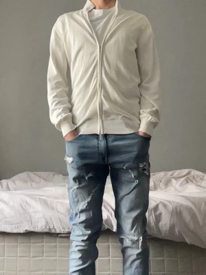 John Henric Full zip - Riktigt fet John Henric full zip som är perfekt inför våran och sommaren. Den är nästintill i ny skick där inga defekter är på och är riktigt stilig! PRIS GÅR ATT DISKUTERA!!!