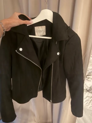 Svart mocka jacka från Jacqueline de Yong - sjukt ball och cool passar till allt