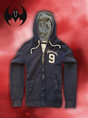 Vintage Abercrombie & Fitch Zip-Hoodie - Säljer denna eftertraktade Abercrombie & Fitch zip-hoodie | Storlek M | Mycket Bra skick, några slitningar vilket är designen | Längd: 69cm Bröstbredd: 56cm Armlängd: 71cm | Lägg endast bud med avsikt att köpa nu, inga fördröjning! Pris är inte hugget i sten!