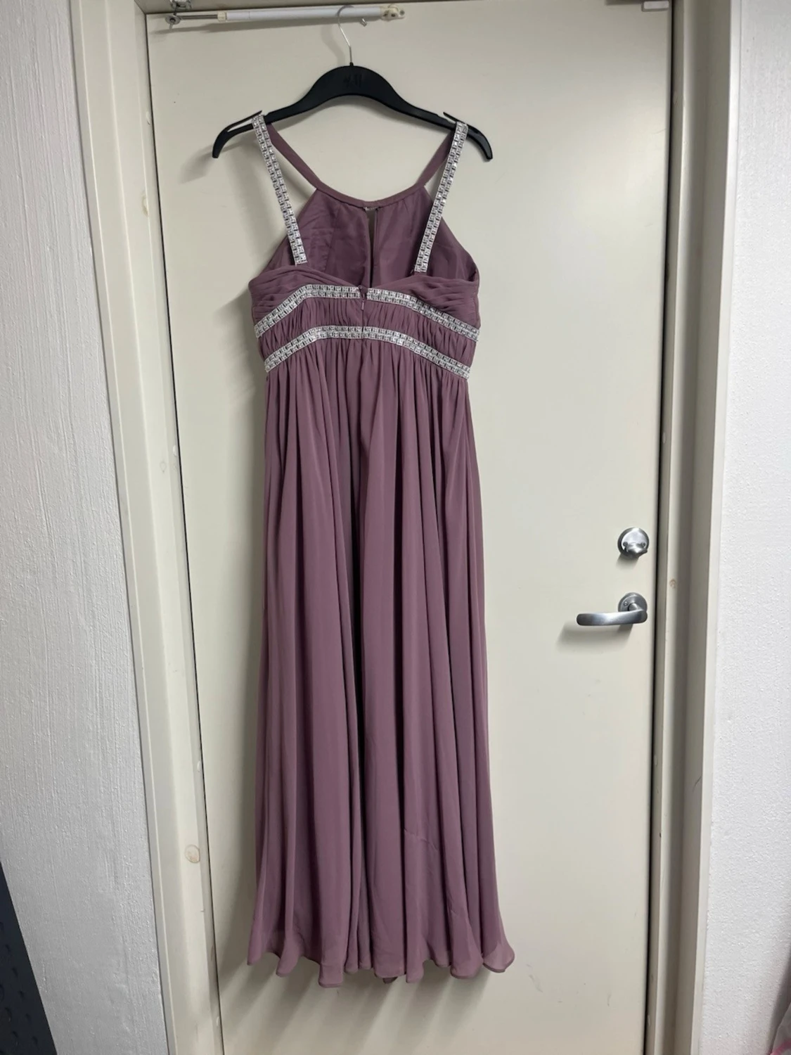 Lång lila klänning med smala band - 1