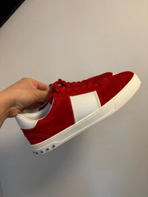 Valentino flycrews röda  - Snygga röda valentino flycrews i nyskick! Alla nitar kvar! ✅Självklart äkta! ✅(skorna passar större)