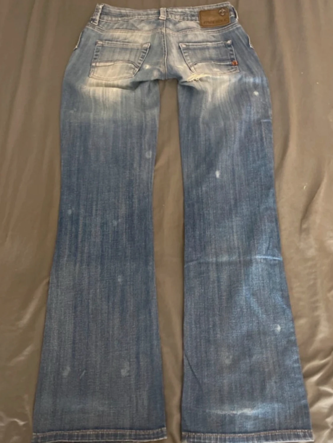 Blå bootcut jeans med slitningar - 1