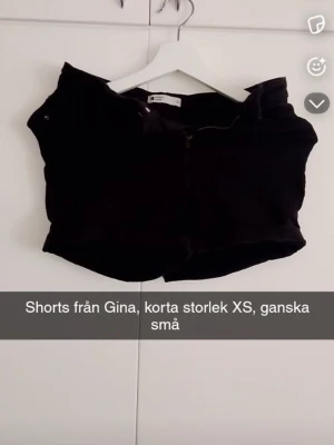 Svarta shorts från Gina Tricot - Svarta, korta shorts från Gina Tricot med dragkedja framtill. Klassisk design med midja och enkel look, perfekta för varma dagar. Passar dig som gillar en stilren och enkel vibe.