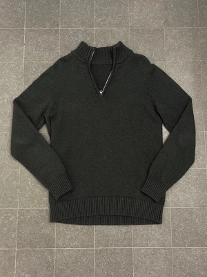 Dobber half zip  - Hejsan, säljer en snygg halfzip från Dobber. Priset kan diskuteras, hör av dig vid minsta lilla fundering.