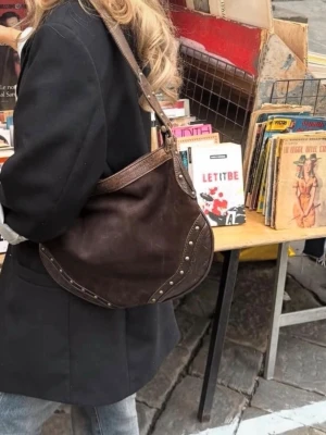 Brun väska - Brun väska köpt secondhand i mocka/ mocka imitation👽✨