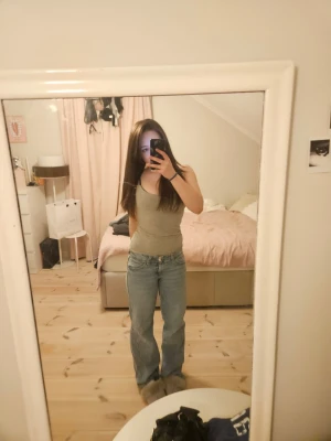 Lösa low waist jeans - Snygga jeans från Gina. Använda ett fåtal gånger med några lösa trådar/slitningar längst ned. Jeansen är lågmidjade med en lite lös passform över benen, vilket är perfekt för den växande trenden för lite lösare jeans 🤍 Har katt hemma men dem skickas iväg nytvättade så det borde inte vara ett problem om du har allergi 🤍 Säljer eftersom jag behöver rensa lite kläder och ej använder dem. Var inte rädd att höra av dig om du undrar!❤️❤️