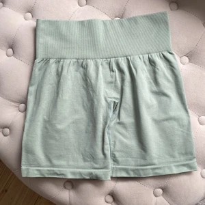 Nvgtn  - Nvgtn Pro shorts i storlek S, färg Sage green. Använda en gång, inga skavanker