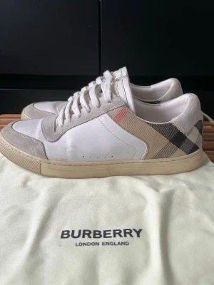 Burberry skor - Tjena, säljer nu dessa riktigt snygga och populära burberry skorna, de är i bra skick men sulan har blivit gulaktig, dustbag ingår, hör av er vid frågor och funderingar🙌🤝