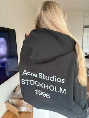 Svart hoodie - Helt ny med prislapp 