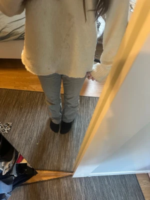 Grå low waist bootcut jeans från Gina tricot - Säljer ett par grå jeans med low waist och bootcut och snygga strassdetaljer på fickorna och klassisk femficksmodell. Perfekta för dig som vill ha något som sticker ut lite extra i vardagen.