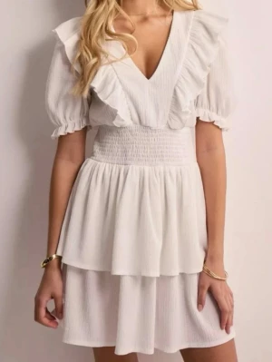 Vit klänning med volanger  - Vit studentklänning från ginatricot