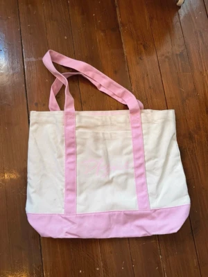 DFYNE bag - GymVäska/strandväska från DFYNE, rejält material, Såå himla snygg. Slutsåld 🩷