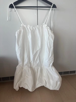 Zara klänning  - Svin najs klänning från Zara, aldrig använd!