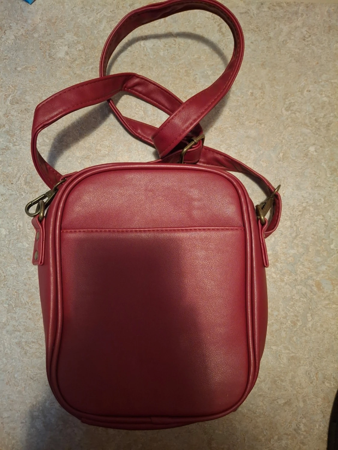 Mörkröd axelväska i skinnimitation - 1