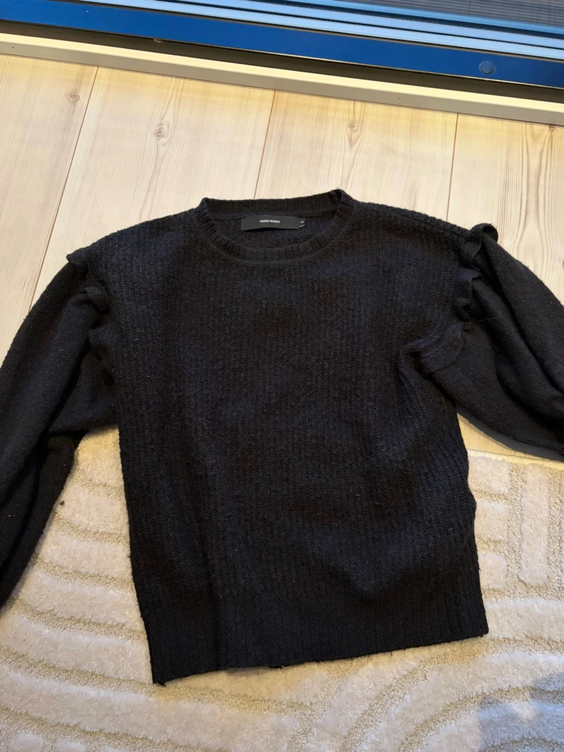Svart stickad tröja med volanger 