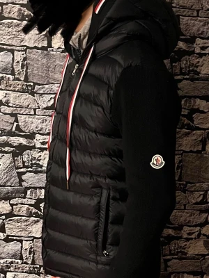 Moncler Cardigan - Våren är här o du behöver en cardigan. Med denna sticker du ut från mängden och ser extremt fräsch ut, denna är ingen copy paste cardigans som dom andra. Fina snören o den är aldrig använd.
