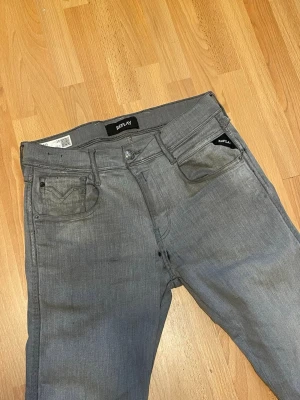 Replay jeans anbass grå - Gråa replay anbass jeans (slim fit). Storlek W29 L30. Materialet är bekvämt och riktigt bra kvalité. Priset är inte hugget i sten! Skriv vid minsta lilla fråga😉