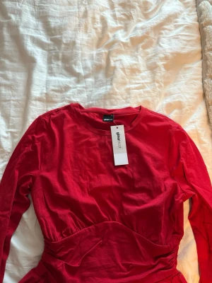 Röd långärmad topp från Gina Tricot - (Utförsäljning av alla mina kläder, så priset jag lägger ut för gäller, och inget lägre)