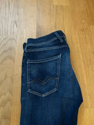 Replay anbass  - Replay anbass med midjan 30 samt längd 34. Riktig snygg tvätt och jeansen är i så gott som nyskick.