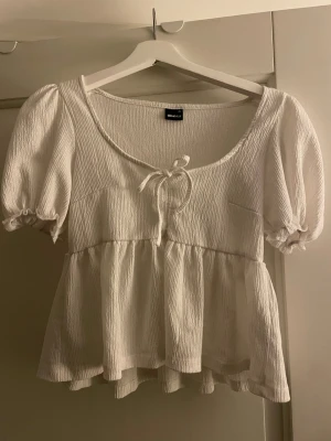 Vit blus Gina Tricot - Supersöt vit blus från Gina Tricot med puffärmar, knappt använd! Perfekt till sommaren☀️