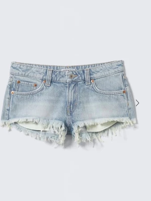 Ljusblå jeansshorts från Weekday - Säljer ett par helt nya Weekday short, säljer då jag köpte i fel storlek🩷Nypris 400kr