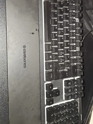 SteelSeries mekaniskt tangentbord svart - Säljer ett svart mekaniskt tangentbord från SteelSeries med vit ram runt tangenterna. Tangentbordet har numerisk del och handledsstöd med SteelSeries-logga. Perfekt för gaming eller arbete vid datorn.